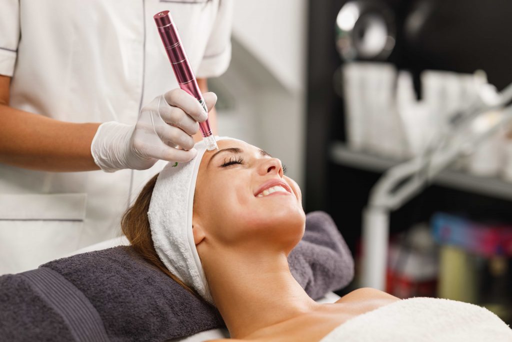 Professionelle Microneedling Behandlung bei OlioDerma durch kosmetischen Formulierer
